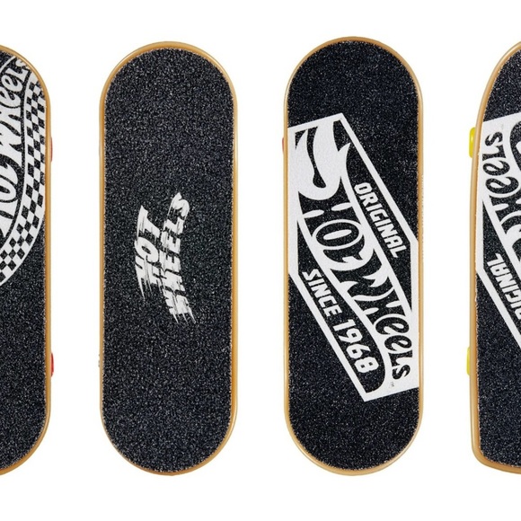 Hot Wheels Skate Set of 4 Fingerboards & 2 Sets of Skate Shoes - Picture 3 of 5